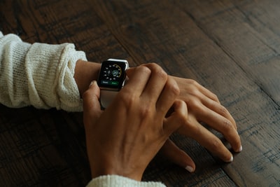 银铝苹果手表白色运动带